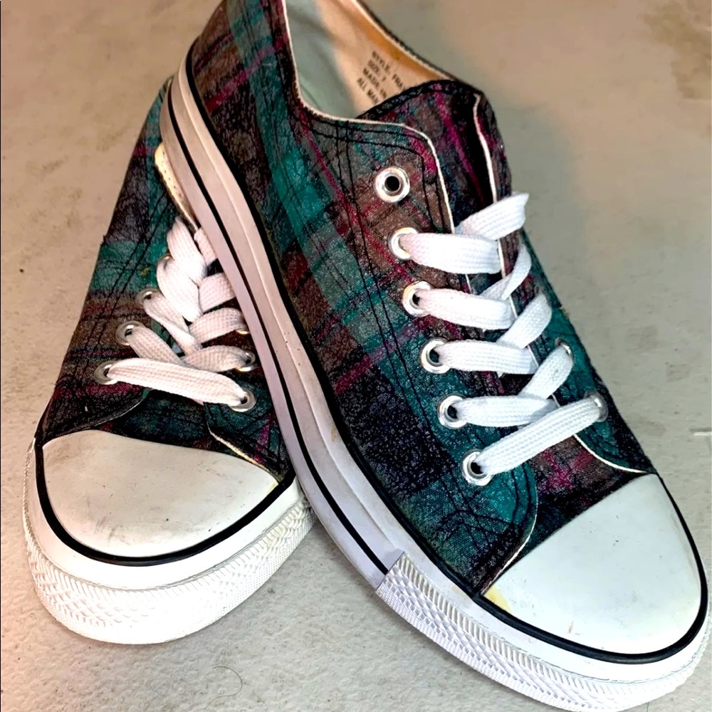 Twisted sneaker size 7
